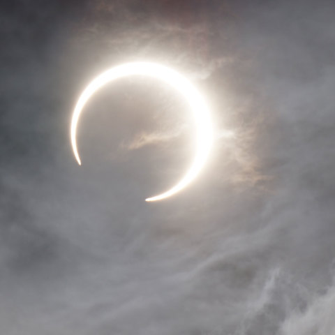 龍が太陽を食べる如く