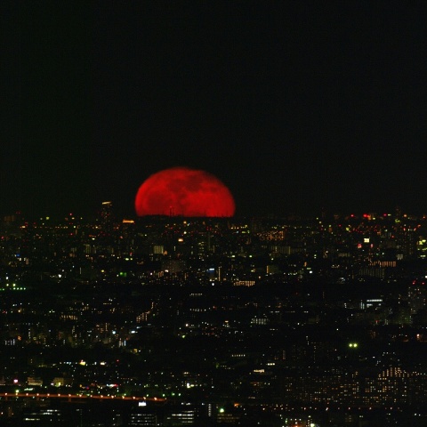 昇る赤い月