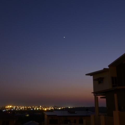 ダーウィン市街と明けの明星