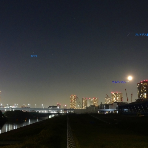 オリンピック競技施設に昇る月