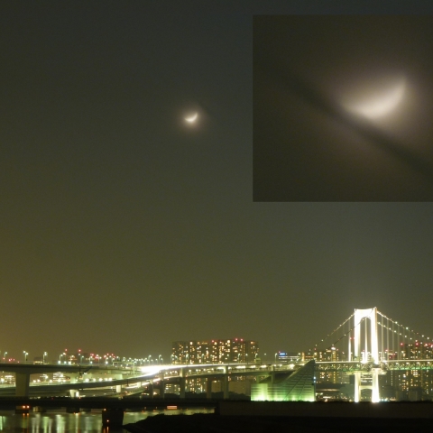 三日月とひこうき雲