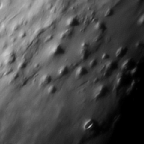 月の古墳群のような山