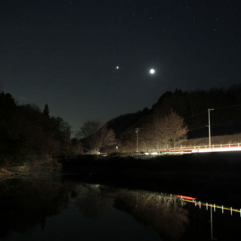 湖面上に寄添って輝く月と金星