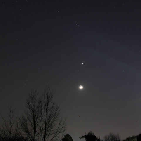 宵に並ぶ金星、月、木星
