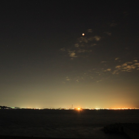 赤い月と明石海峡大橋