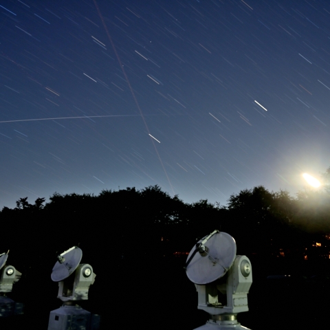 月食中のISSと流星