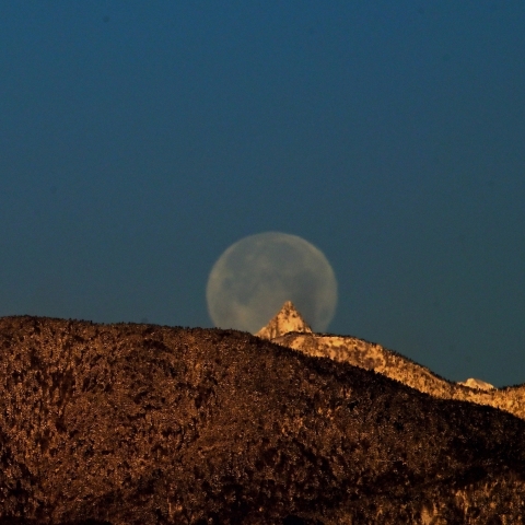 槍ヶ岳に沈むスーパームーン-2