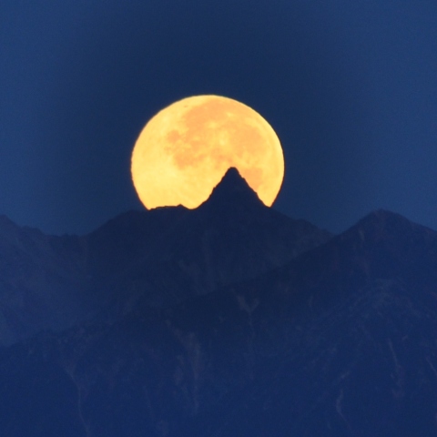 槍ヶ岳に沈む満月
