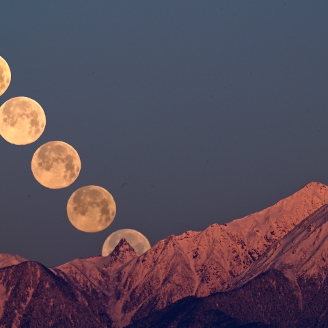 槍ヶ岳に沈む満月