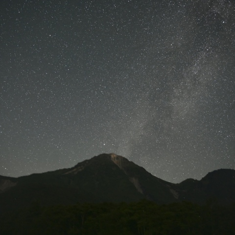 焼岳に沈む夏の大三角形