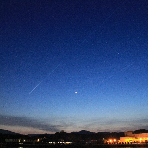 夕空に描かれた２筋の飛行機雲とともに