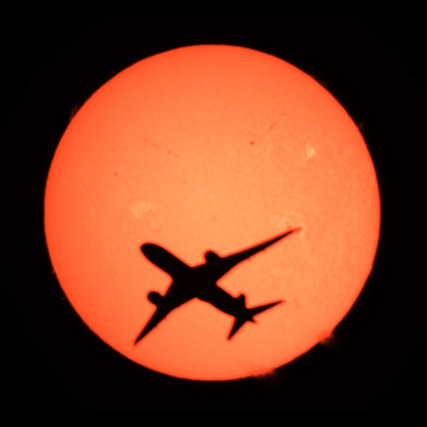 02/14の太陽と航空機