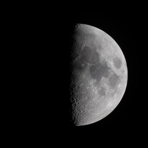 月齢8？上弦の月、ちょっと過ぎたか。