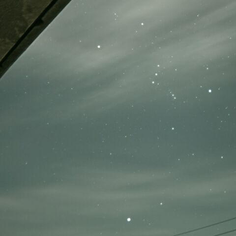 薄曇り＆月明りの中のオリオン座と冬の大三角形