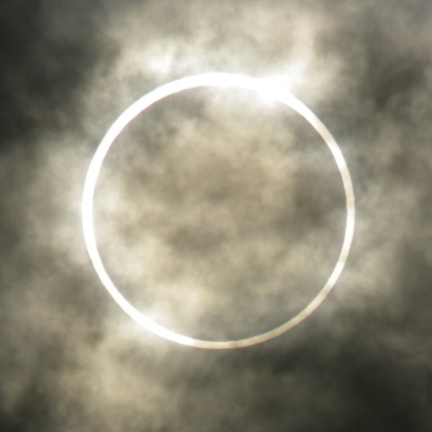 雲間からの金環日食