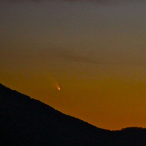 富士山に消えて行く彗星