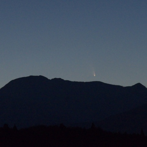 戸隠山に沈むパンスターズ彗星