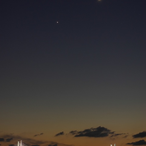 女神大橋上空の2人の女神アルテミスとビーナス