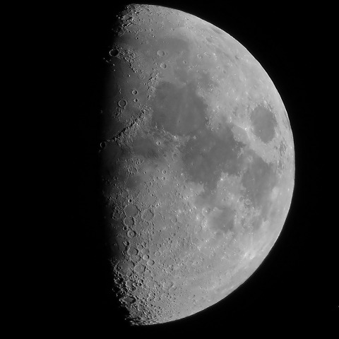 月をコンデジで撮ってみました