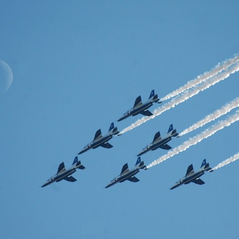 三日月とブルーインパルス