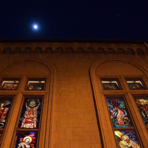 聖夜の教会の上に輝く月と木星