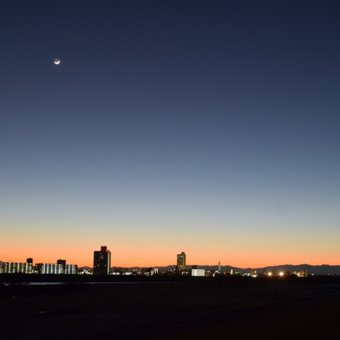 三日月と夕暮れの富士山から秩父の山々　2024/02/12