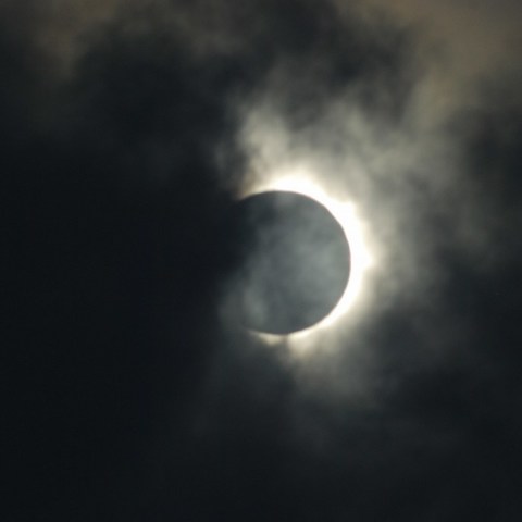 雲間からの奇跡のコロナ2（ケアンズ皆既日食・アマルー）