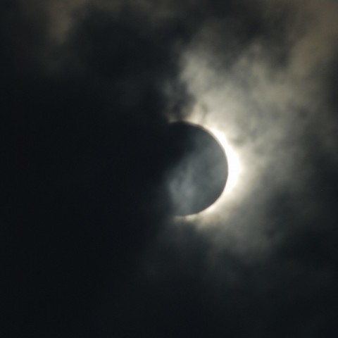 雲間からの奇跡のコロナ3（ケアンズ皆既日食・アマルー）