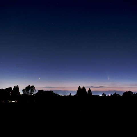 夕暮れの秩父・雲取山の上に輝く　紫金山・アトラス彗星と金星、アルクトゥールス 2024/10/13