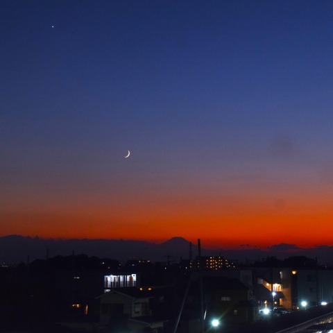 夕暮れ時の月と金星、富士山