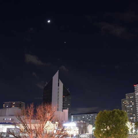 月、金星、土星の接近と川口駅前の夜景 2025/1/4