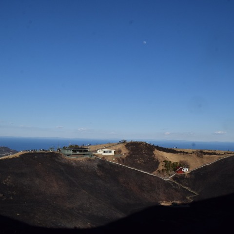 山焼き後の大室山と月齢11の月  2025/2/9