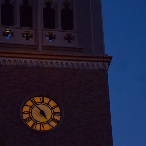 時計台と月齢11の月