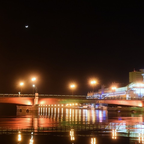 釧路・幣舞橋の夜景と月齢４の月 2026/2/21