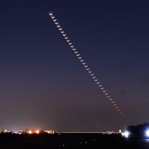 沈む月と金星 2026/3/21（連続写真2分30秒おき）