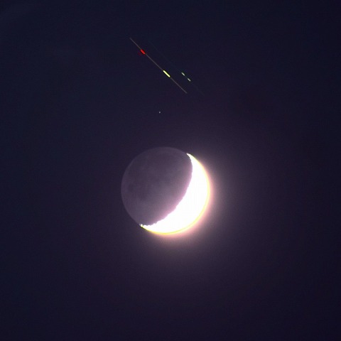 月齢4.3の地球照としし座ν星、航空機の接近 2026/6/19