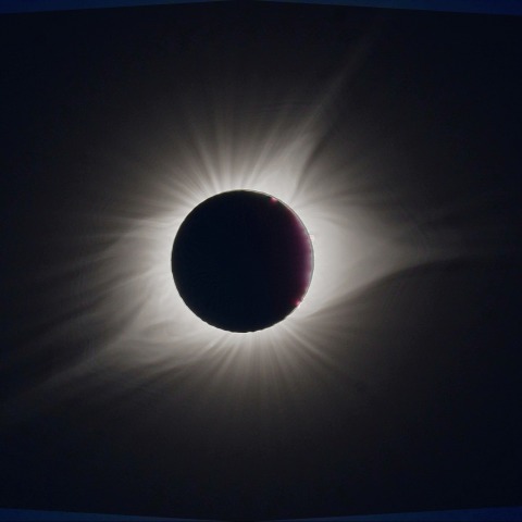 アメリカ横断皆既日食（マドラス）　コロナの流線構造