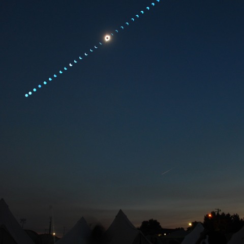 アメリカ横断皆既日食（マドラス）　連続写真