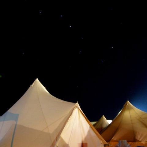 日食テント村の上に輝く北斗七星（マドラス）