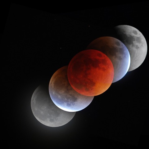 皆既月食　地球の影を通過する月