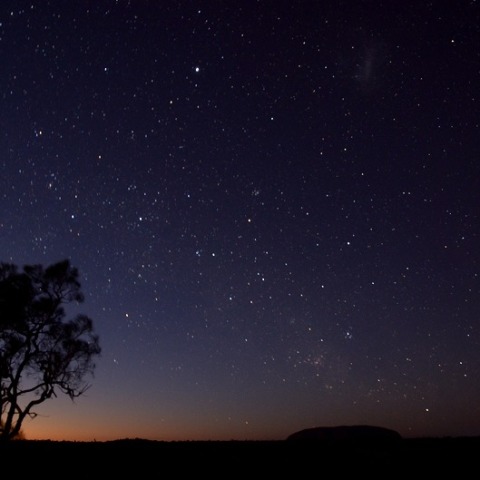 夜明けのウルルと大マゼラン雲