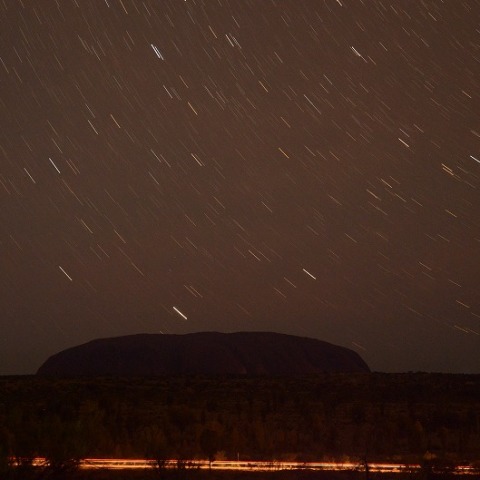 ウルルに昇る星