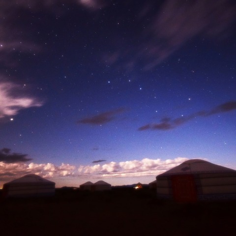 モンゴルのゲルと北斗七星の下方経過