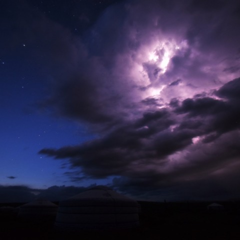 ゲルと明け方の雷鳴