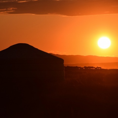 モンゴルの大草原に沈む夕日