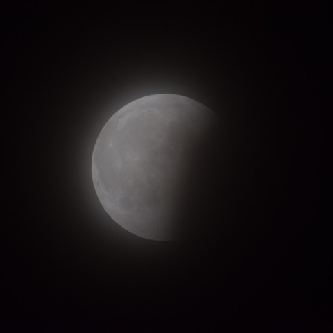 スーパームーンの皆既月食（後半の部分食）2