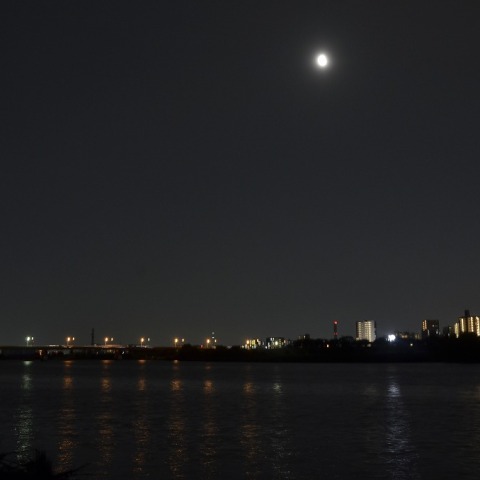スーパームーンの皆既月食（後半の部分食と荒川）