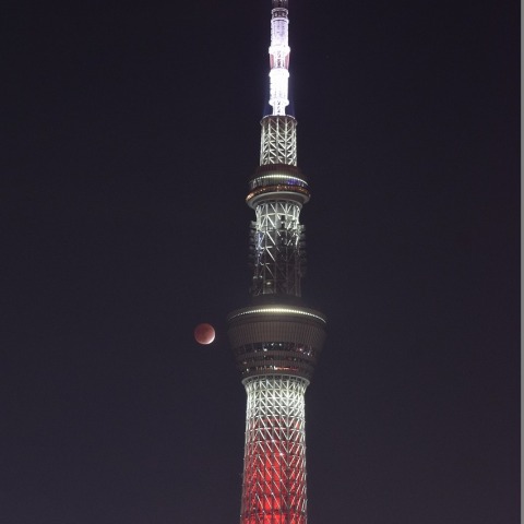 部分月食と東京スカイツリー