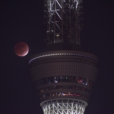 東京スカイツリー天望デッキとほぼ皆既な部分月食