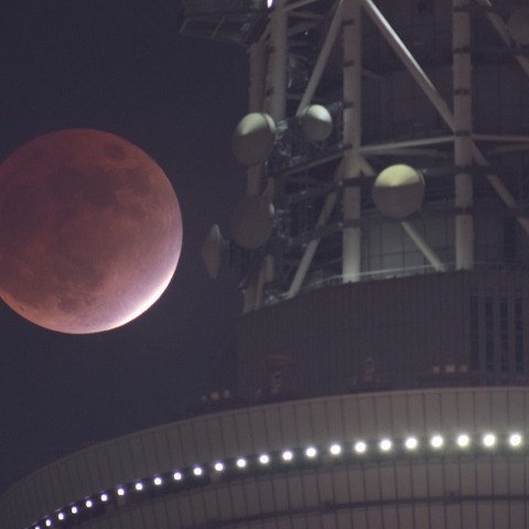 天望デッキ上のほぼ皆既な部分月食